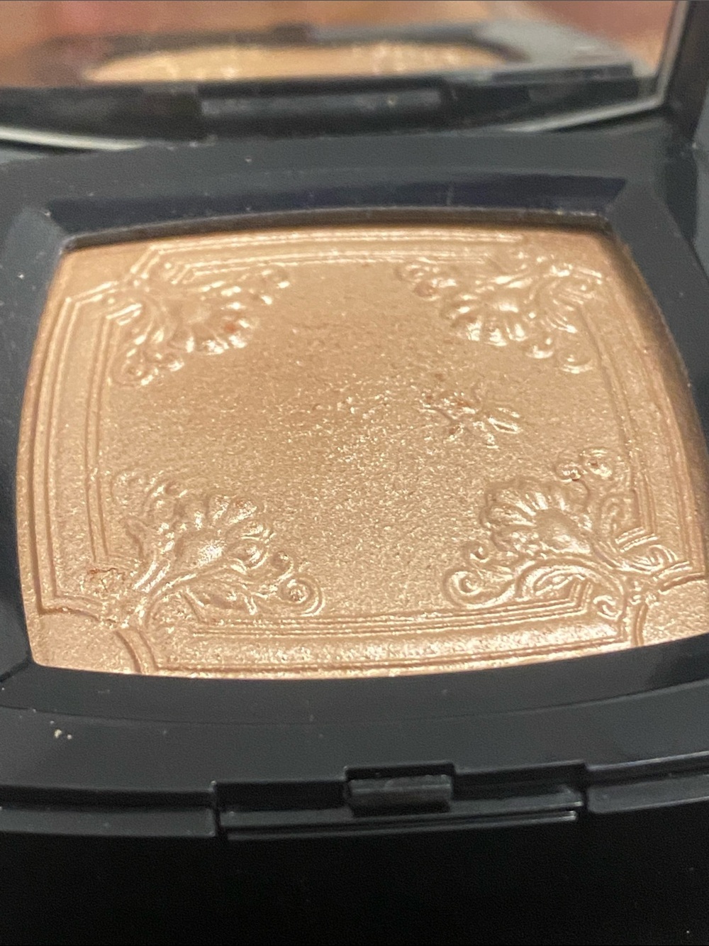 CHANEL exclusive edition New Illuminating Powder Compact - Golden Beige Glow - Picture 2 of 8